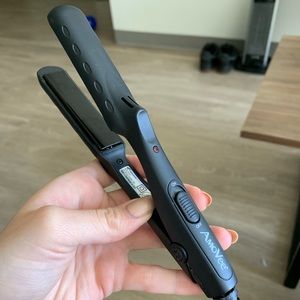 Amovee mini flat iron
